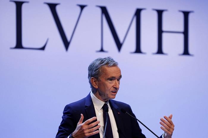 LVMH CEO'su Bernard Arnault, grubun fabrikalarının ücretsiz hidro-alkollü jel üreteceğini duyurdu