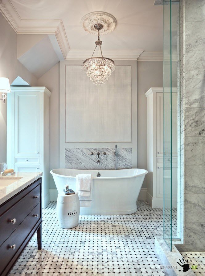 Vidro e mármore para um banheiro luxuoso