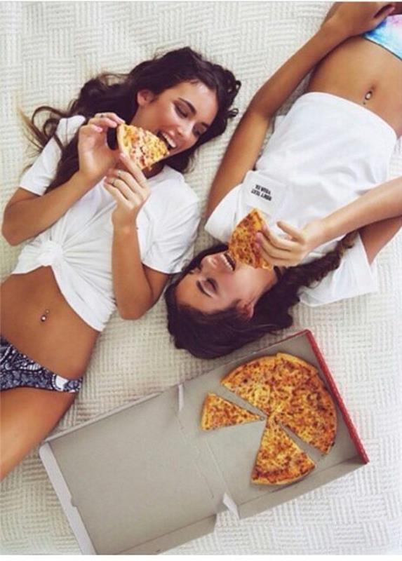 mano geriausia draugė kartu pozuoja šaunią picą