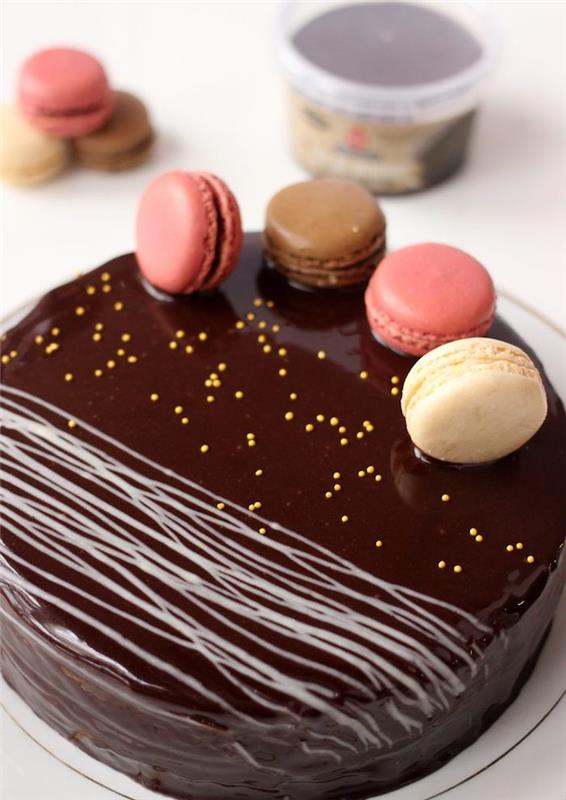 Šokoladinis gimtadienio tortas „Mercotte“ šokoladinis gimtadienio tortas su ganache ir makaronų puošmena