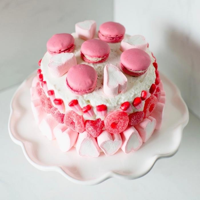 sevgililer günü menüsü için kolay tatlı tarifi, süzme peynir ve marshmallow ile yuvarlak şekilli romantik mini pasta