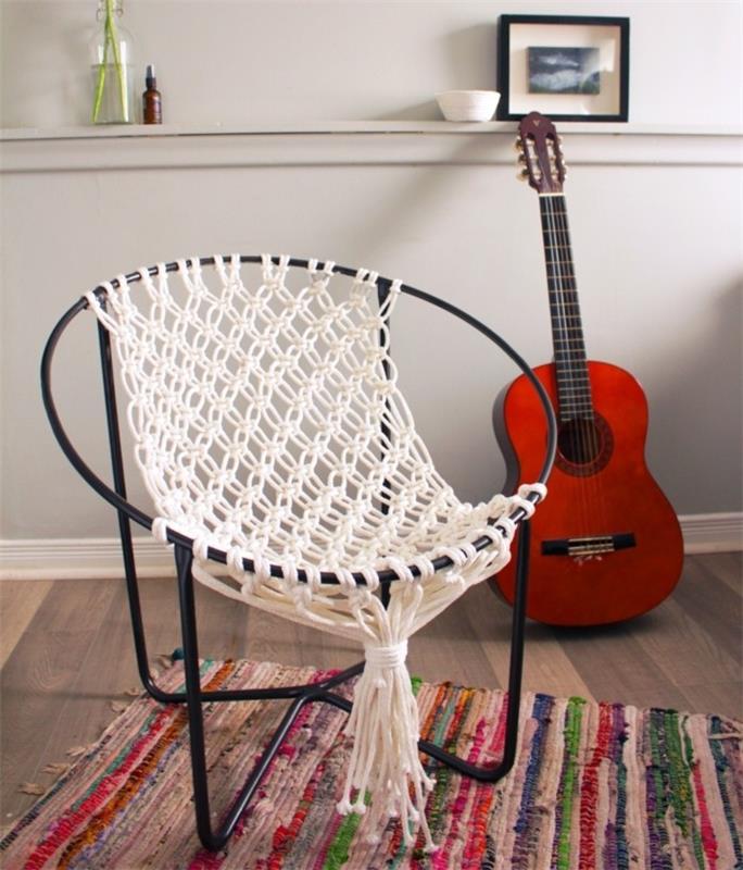 diy macrame, rdeča kitara, večbarvna preproga, vaza s cvetjem, bela in črna fotografija, stol iz makrameja