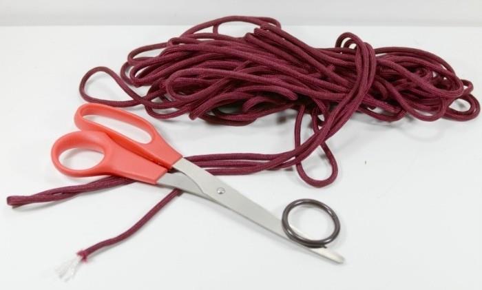 diy makrame, škarje, rdeča nit, obesek za ključe, tehnični makrame