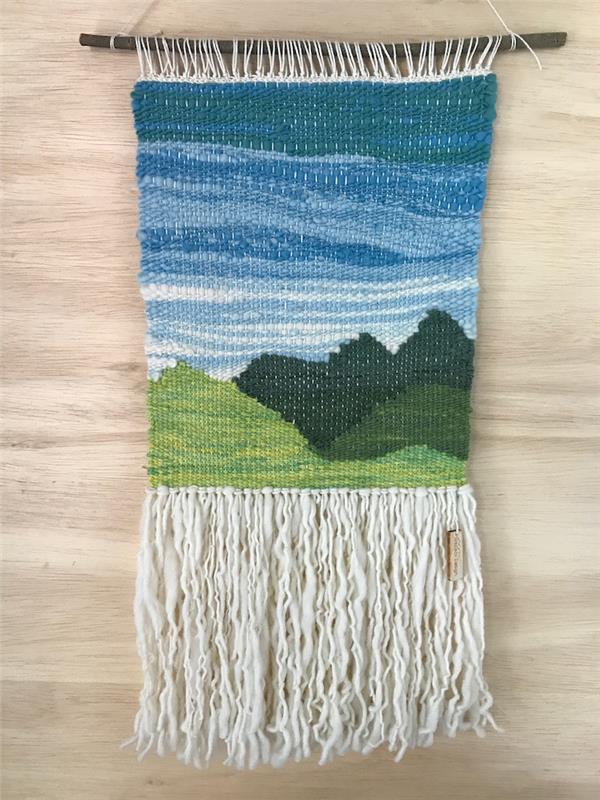pasidarykite vilnonį austą makramą su mėlynai žaliu kalnų kraštovaizdžio siuvinėjimu