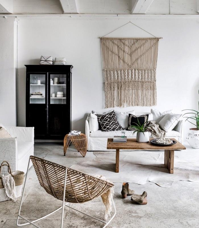 Ahşap ve beyaz mobilyalarla bohem ve minimalist tarzda iç tasarım örneği, DIY duvara asılı makrome deseni