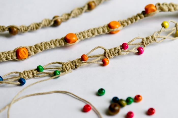 ustvarite nakit z enostavnim vozlom makrame, primer zapestnice iz vrvi makrame z vgrajenimi kroglicami v barvnem lesu
