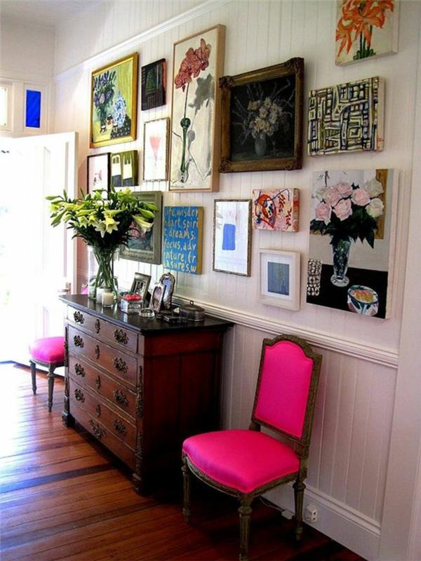 barva fuksije dva klasična stola, naslonjena na belo steno, polno slik vhodna pop art