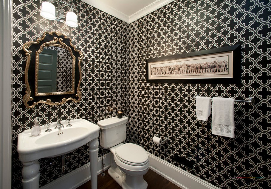 Papel pintado con motivos en blanco y negro en un espectacular interior de baño