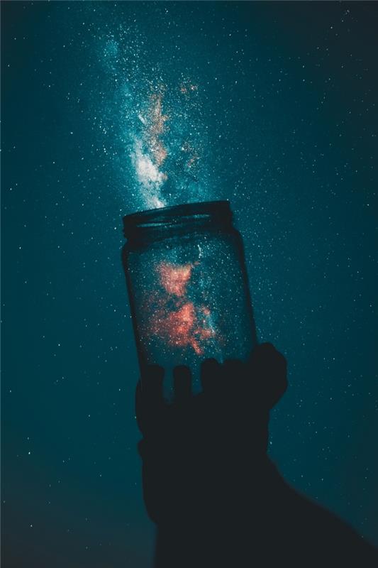 „Galaxy“ telefonų, meno ir fantazijos tapetų idėja su stiklainiu, užpildytu šviečiančiomis dulkėmis