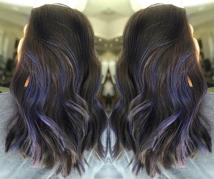 bir esempio di capelli scuri con balayage blu, bir giovanile e di tendenza görünümü