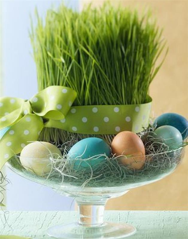 gražus stiklo dubuo-pilnas šviežių žolelių ir spalvotų kiaušinių-labai gražus ir stiliaus-Velykų dekoravimo idėja