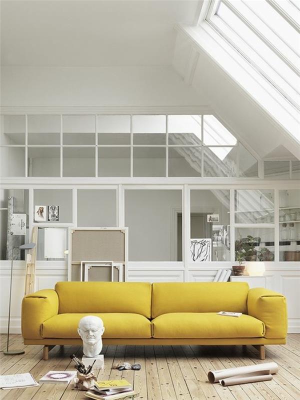 graži-geltona-sofa-svetainei, kad derėtų prie interjero spalvų-grindų-grindų