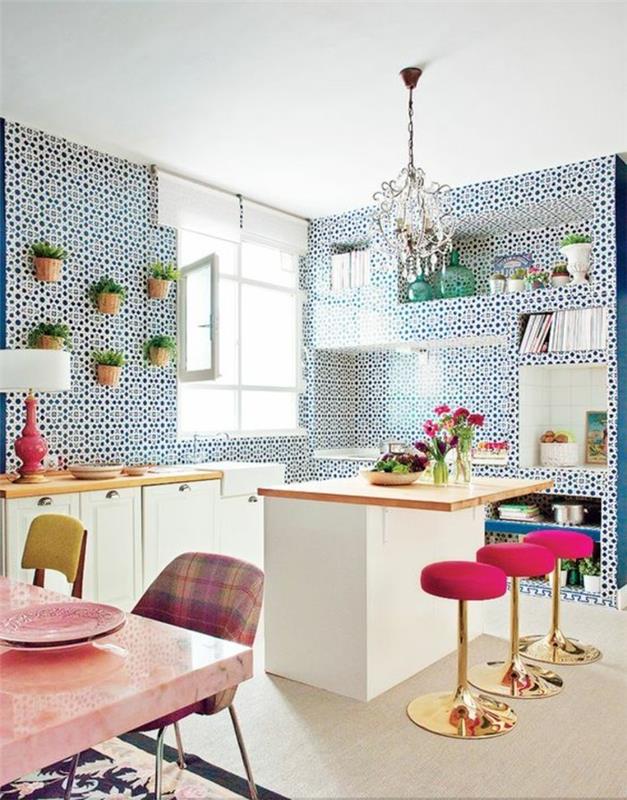 muhteşem-mutfak-zemin-ışık-parke-duvar-mozaik-beyaz-mavi-kristal-avize-mama sandalyeleri-mutfak-bar