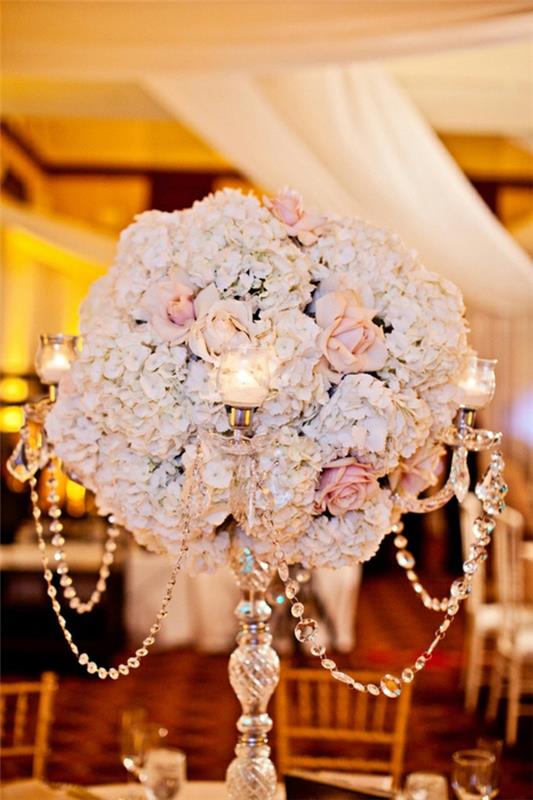 lepa-cvetlična-poročna-dekoracija