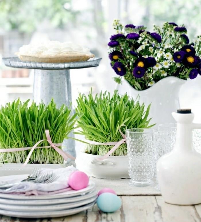 güzel-paskalya-dekorasyonu-temiz-çizgiler-çimen-dekoratif-aromatik-çiçekler-beyaz-sofra takımı-rustik-masa
