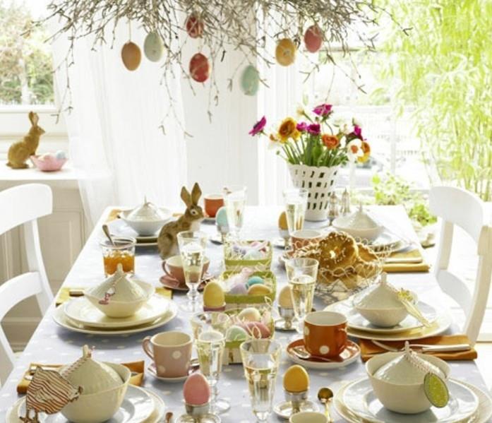 güzel-dekorasyon-paskalya-masa-dekoratif-elemanlarla-aşırı yükleme-çiçekler-tavşanlar-küçük detaylara-dikkat