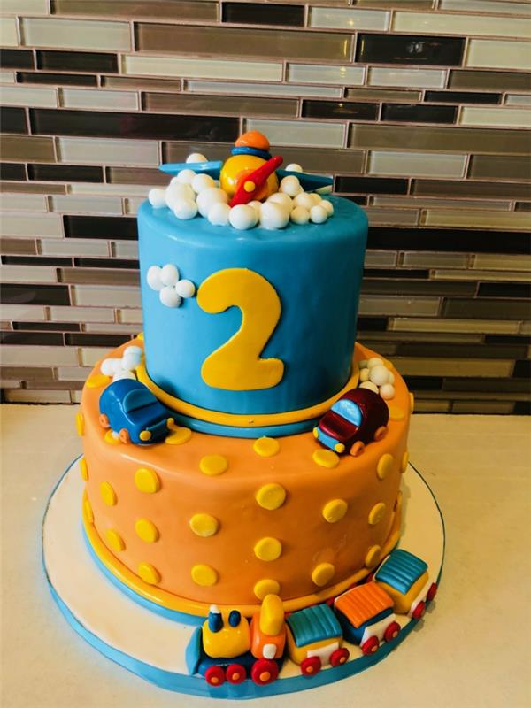 dviejų aukštų berniuko gimtadienio tortas, automobilių figūros, dvejų metų berniuko gimtadienio tortas