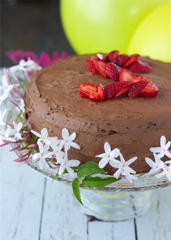 „Thermomix“ šokoladinis gimtadienio pyragas Paprastas šokoladinis gimtadienio pyragas braškių pyragas