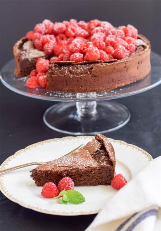 Lengvas šokoladinio pyrago idėjos paruošimas šokolado gimtadienio torto idėjos fondanto pyragas su avietėmis viršuje
