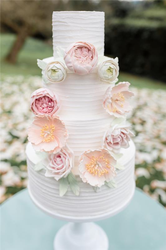 Vestuvinio torto su cukraus tešlos gėlių vainiku vaizdas, vestuvių tema, paprastas vestuvinis tortas nuotaka ir jaunikis