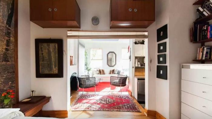 Rdeča preproga, beli kavč, postavitev studia, ideja o dekoriranju studia, notranja dekoracija stanovanja