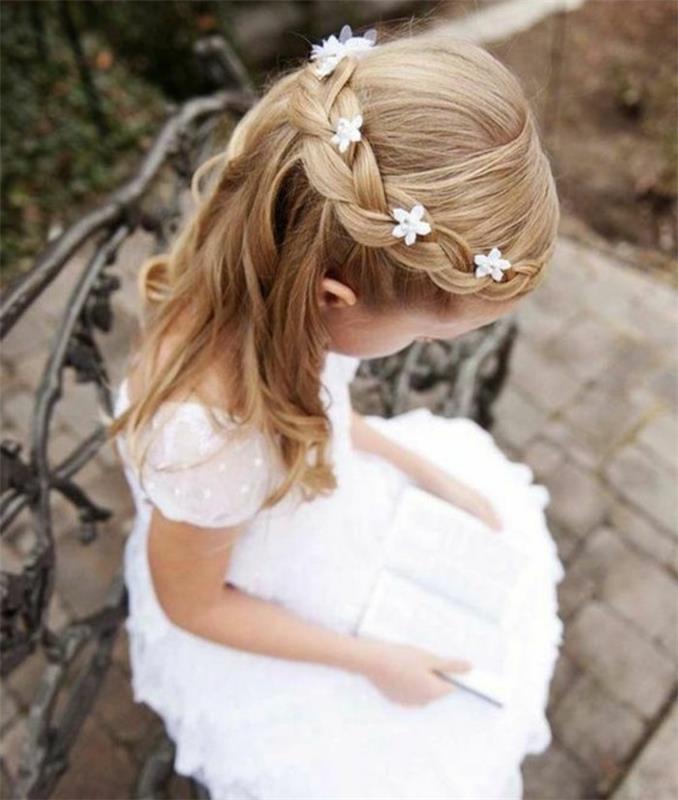 küçük-beyaz-çiçeklerle-güzel-örgü-süslenmiş-bir-büyük-kız-için-güzel-komünyon-saç modeli-fikri