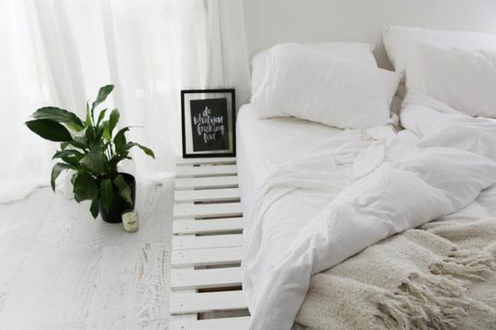 lepa postelja-ideja-v-paleti-dekor-skandinavska-postelja-v-paleti-bela-bela-posteljna-prevleka-bele-stene