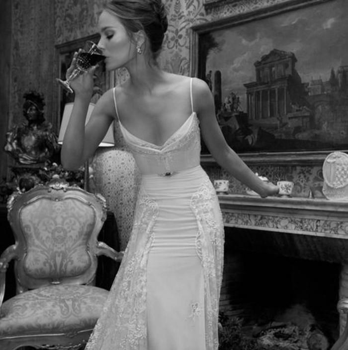 graži-vestuvinė suknelė-idėja-paprasta-ilgos-tiesios-vestuvinės suknelės-graži-juoda-balta-nuotrauka
