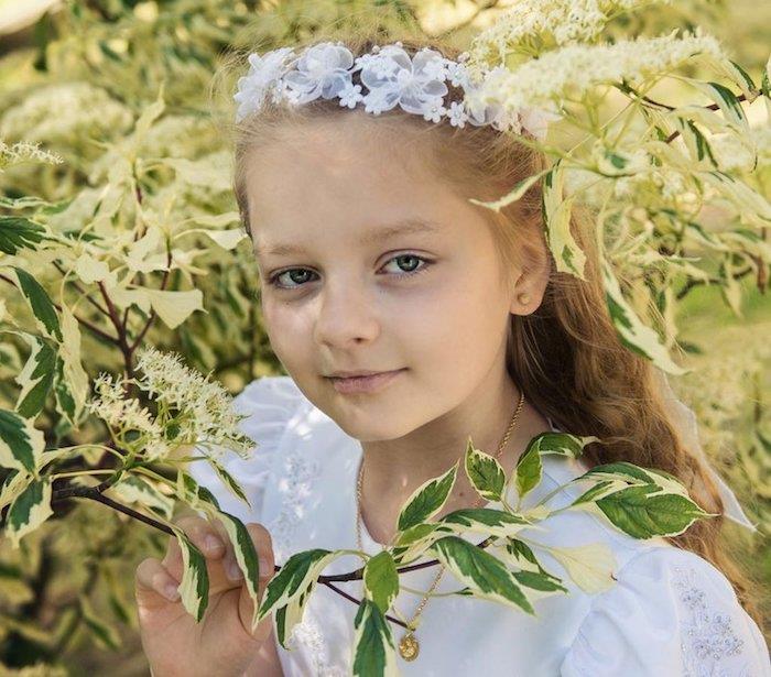 Sodo kirpimo maža mergaitė, vestuvių šukuosena mergaitei, gėlių karūnos mergaitės nuotrauka
