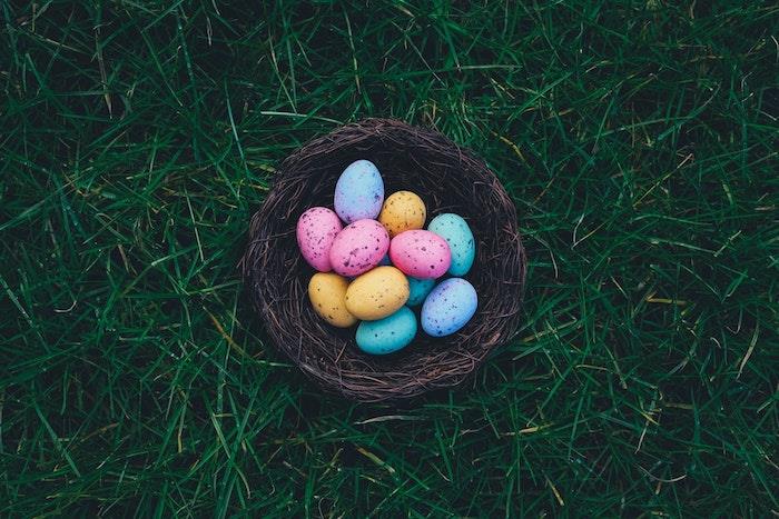 Velykų nuotraukos spalvingi kiaušiniai sukuria gražią Velykų dekoravimo paprastą dekoravimo idėją