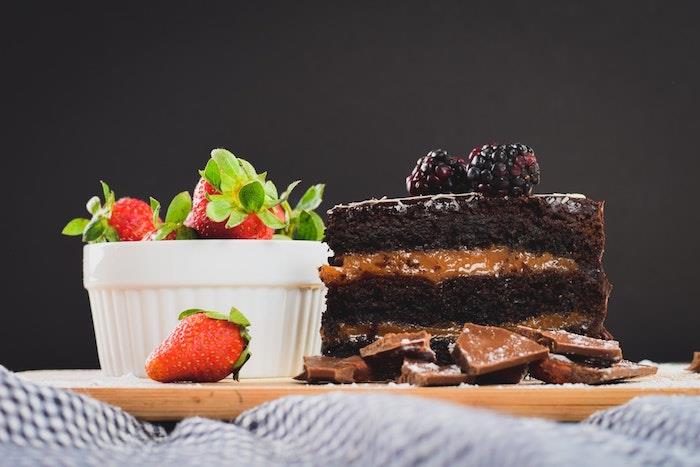 Fondant šokoladinis pyragas pelėdos fondant šokolado karamelės ir raudonųjų uogų pyragas