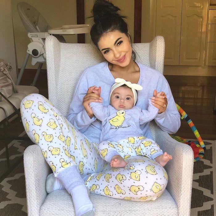 Motinos dukra pižama, priderinta prie šviesiai mėlynos spalvos aprangos su žaviu jauniklių modeliu, puikiai harmoningomis nuotraukomis
