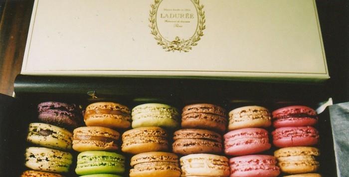 veličasten-ladurée-macaroons-original-idea-za-čudežno-valentinovo-darilno škatlo