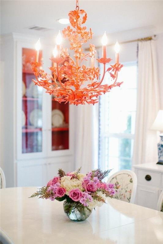 nuostabi liustra-lašiša-spalva su dideliu stalu ir gėlėmis-kėdėmis-svetainėje