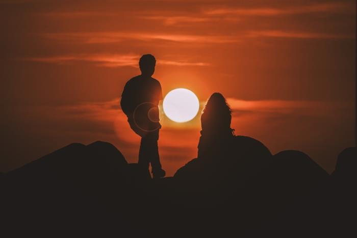 Aşk gün batımı gölgelerinde çiftin aşıkların güzel fotoğrafları görüntüsü