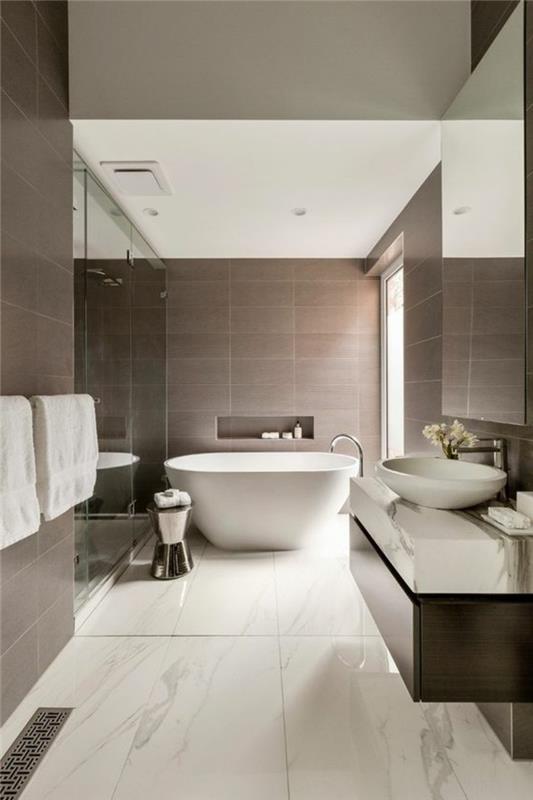 veličastna-kopalnica-elegantna-oblika-bela-rjava-kopalnica-ploščice-stenski nosilec za brisače