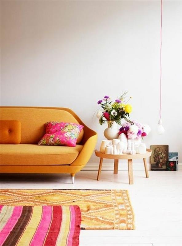 graži-svetainė-su-daug-spalvų-oranžinių gėlių-canpé-oranžinės-smėlio spalvos sienos