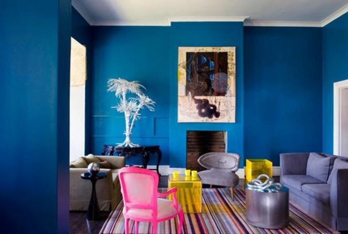 lepe-obarvane-dnevne sobe-modre-stene-obarvane-preproge-obarvane-stoli-ujemanje-notranje-barve-v-dnevni sobi