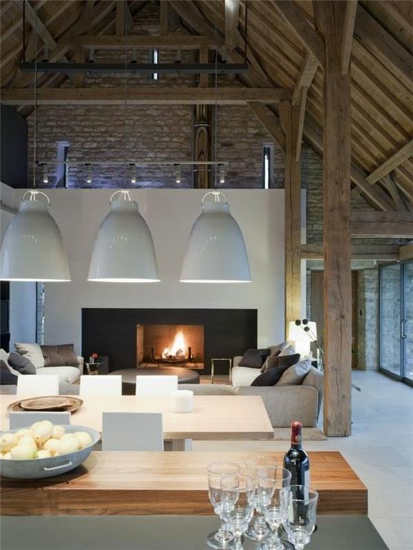 didingas-gyvenamasis-interjeras-modernus-lubos-aukštai po stogu-mediniai baldai-smėlio spalvos