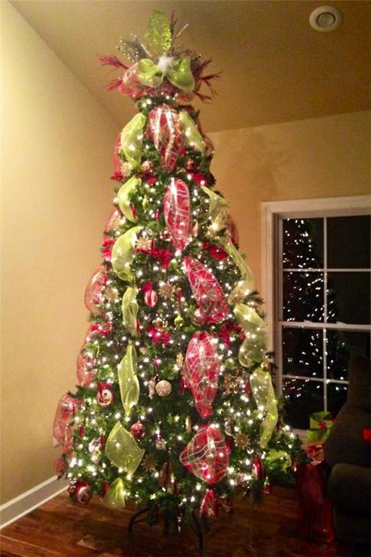 graži eglė su originaliais gurilande ir kalėdiniais žibintais