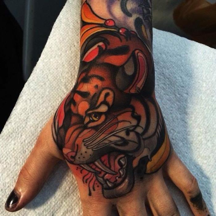 Šauni tatuiruotė Islandijos simbolio stiprumo simbolio tatuiruotė