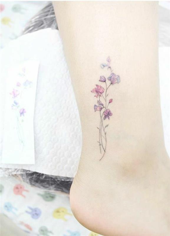 Subtili gėlių pečių tatuiruotė moterims, kurią pasirinkti violetinę