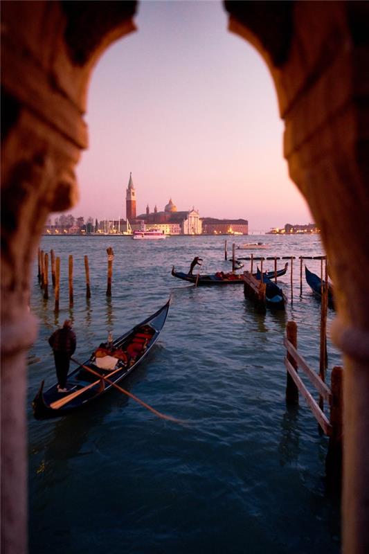 Venedik harikalar şehri, şehir manzarası ama Avrupa'nın tarihi yerinde, büyük şehirlerin sanatçı fotoğrafçılığı