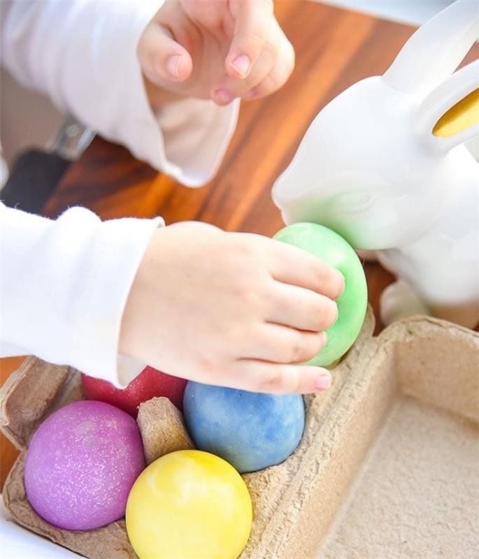 çocuklarla paskalya yumurtaları nasıl renklendirilir, beyaz kabuklu yumurtalar yenilebilir boya ile nasıl süslenir