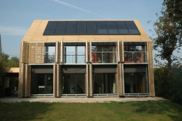 hiša s solarnimi ploščami