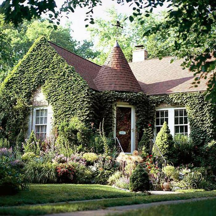 hiša-z-bršljanom-plezalna-rastlina-senca-vrt-zelena-trata-velika-okna-hiše