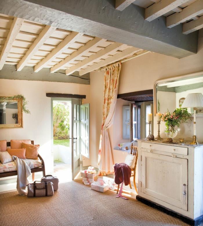 leseni in betonski strop, prijetna podeželska notranja oprema, rabljeno pohištvo, zavesa krem ​​barve