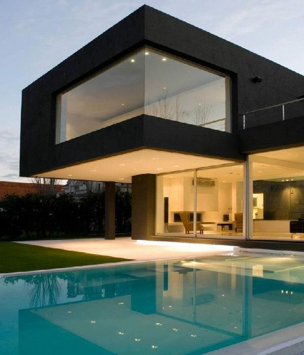 črno-kubična hiša in pravokotni bazen