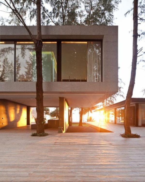 kubično dvignjena hiša v steklu in betonu
