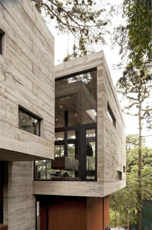 kubično dvignjena hiša v betonu in steklu